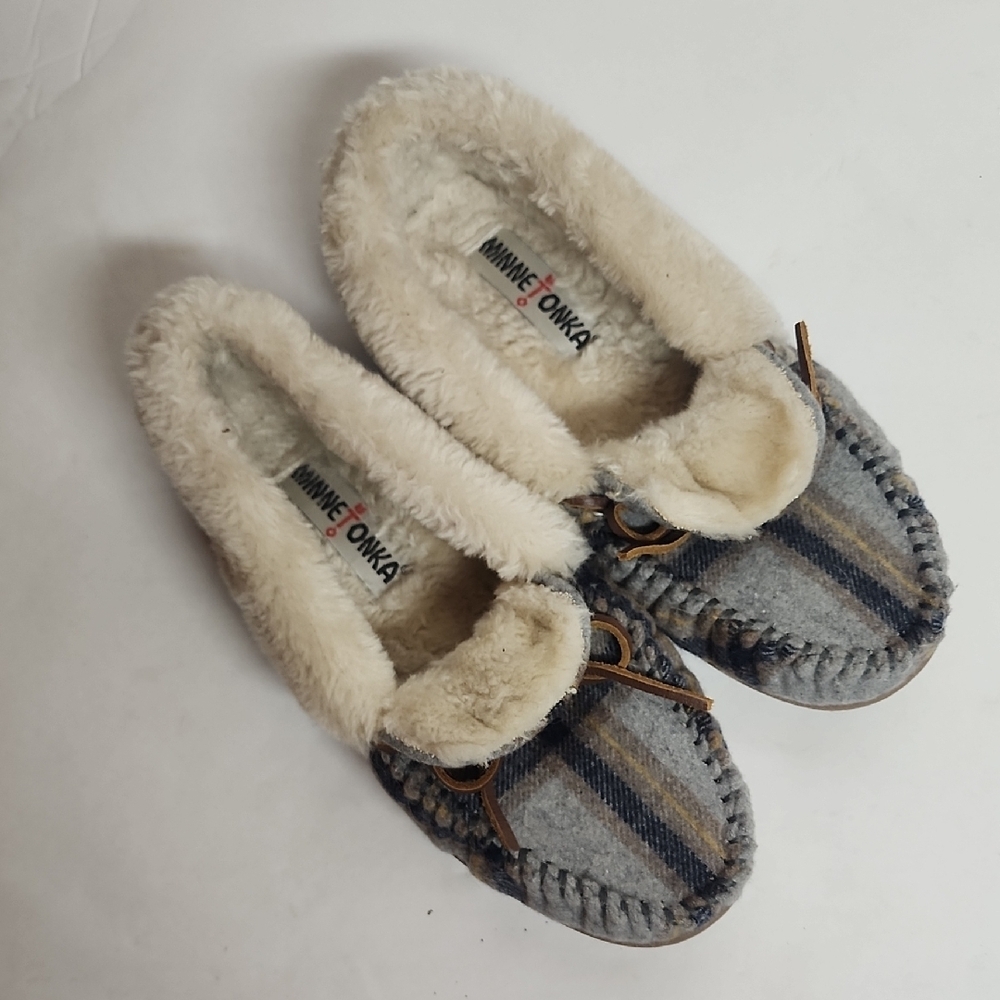 Minnetonka Blue Gray Tan and Cream Slippers Size 8 Soft And Very Comfortable